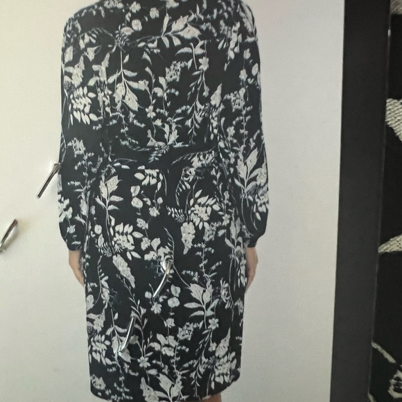 🎉 HP ⭐️ Firm Price ⭐️ Well Worn Womens' Crepe Dress Long Sleeve Tie Belt Medium - Picture 9 of 9